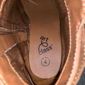 Brown boots raised at the foot size 4 in kids!